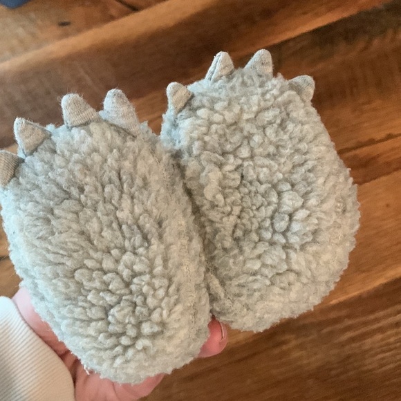 Gap baby grey claw slippers 0-3 month - Picture 6 of 8